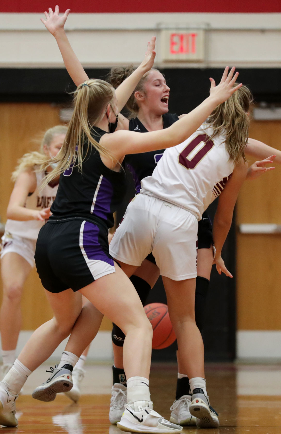 20220115_04_Edgewood_Waunakee_0360_AJA-01152022221752
